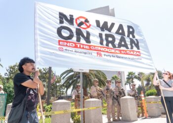 Los Ángeles, Estados Unidos, 23/06/2025.- Marines estadounidenses vigilan el edificio federal Wilshire, en Los Ángeles, durante una protesta contra la guerra tras los ataques aéreos de Estados Unidos e Israel contra Irán. Foto: EFE/KYLE GRILLOT.