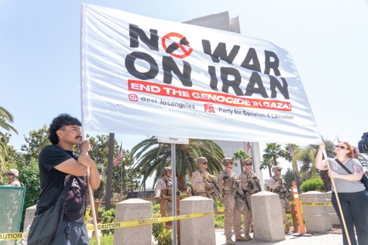 Los Ángeles, Estados Unidos, 23/06/2025.- Marines estadounidenses vigilan el edificio federal Wilshire, en Los Ángeles, durante una protesta contra la guerra tras los ataques aéreos de Estados Unidos e Israel contra Irán. Foto: EFE/KYLE GRILLOT.