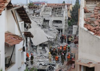 Equipos de rescate israelíes en el lugar donde misiles balísticos iraníes impactaron edificios residenciales, cerca de Tel Aviv. Foto: ABIR SULTAN/EFE/EPA.