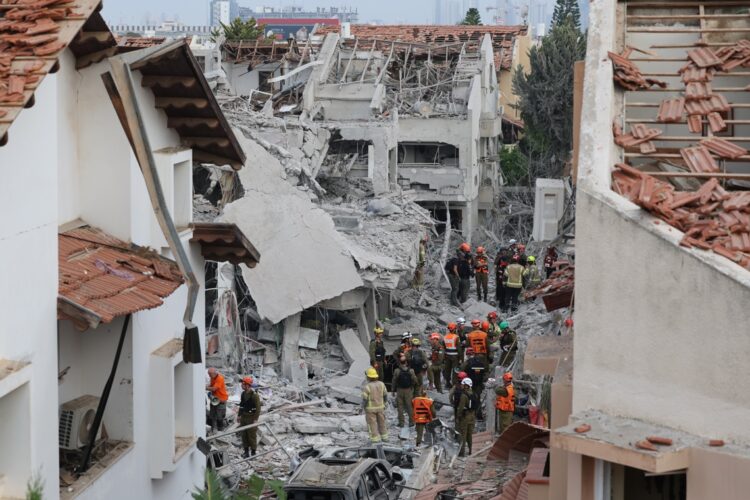 Equipos de rescate israelíes en el lugar donde misiles balísticos iraníes impactaron edificios residenciales, cerca de Tel Aviv. Foto: ABIR SULTAN/EFE/EPA.