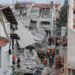 Equipos de rescate israelíes en el lugar donde misiles balísticos iraníes impactaron edificios residenciales, cerca de Tel Aviv. Foto: ABIR SULTAN/EFE/EPA.