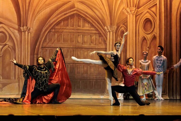 Este ballet lleva 32 bailarines a escena. Foto: teatreapolo.com