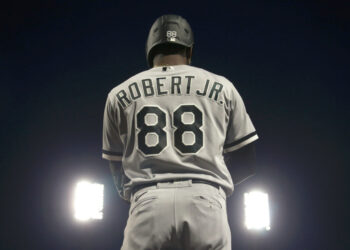 A pesar de su mal año, Luis Robert Jr. conectó el jonrón más largo de la temporada entre los cubanos de Grandes Ligas. Foto: Charles LeClaire/USA TODAY Sports.