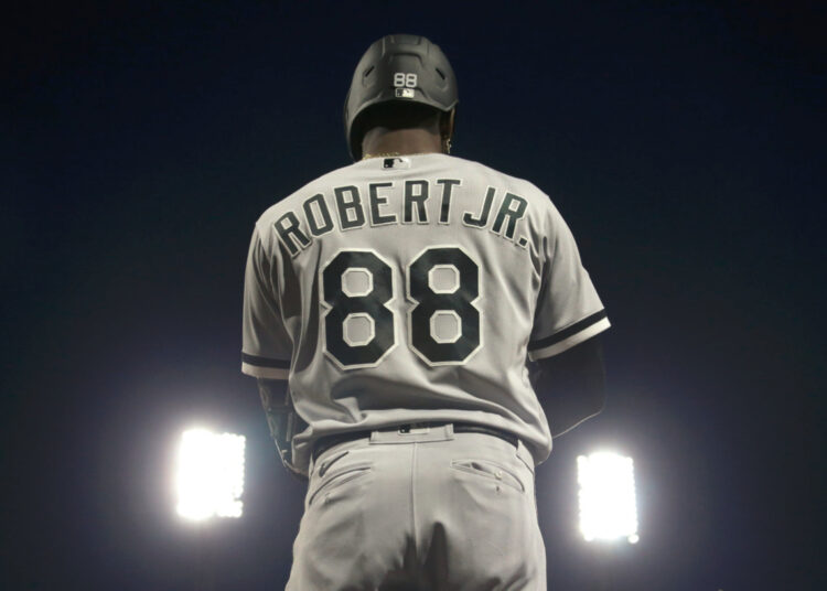A pesar de su mal año, Luis Robert Jr. conectó el jonrón más largo de la temporada entre los cubanos de Grandes Ligas. Foto: Charles LeClaire/USA TODAY Sports.