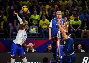 El cubano Marlon Yant (i), en una acción de ataque durante el partido entre Cuba y Brasil en la Liga de las Naciones de Voleibol 2025. Foto: Tomada del perfil de Facebook de JIT Deporte Cubano.