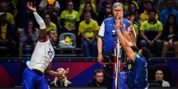 El cubano Marlon Yant (i), en una acción de ataque durante el partido entre Cuba y Brasil en la Liga de las Naciones de Voleibol 2025. Foto: Tomada del perfil de Facebook de JIT Deporte Cubano.