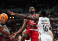 El cubano Yoanki Mencía (de frente) durante un partido contra el Real Madrid en la temporada 2024-25 de la Liga Endesa de España. Foto: Esther Casas / ACB Photo / Archivo.