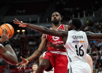 El cubano Yoanki Mencía (de frente) durante un partido contra el Real Madrid en la temporada 2024-25 de la Liga Endesa de España. Foto: Esther Casas / ACB Photo / Archivo.