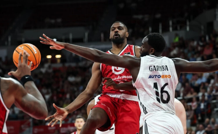 El cubano Yoanki Mencía (de frente) durante un partido contra el Real Madrid en la temporada 2024-25 de la Liga Endesa de España. Foto: Esther Casas / ACB Photo / Archivo.