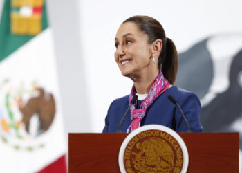 Sheinbaum celebró el primer aniversario de su triunfo en las elecciones presidenciales de 2024 con un balance optimista sobre el rumbo del país, al destacar especialmente la estabilidad económica. Foto:  Mario Guzmán/EFE.
