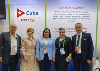La ministra cubana de Comunicaciones, Mayra Arevich Marín (c), junto a otras personas en el estand de Cuba en la Conferencia Industria Digital celebrada en la ciudad de Nizhni Novgord, en Rusia. Foto: Tomada del perfil de Facebook del Ministerio de Comunicaciones de la República de Cuba.