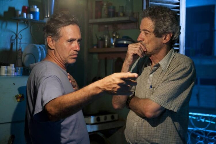Wood junto a Fernando Pérez durante la filmación de Últimos días en La Habana. Foto: Patricio Wood Pujols/Facebook.
