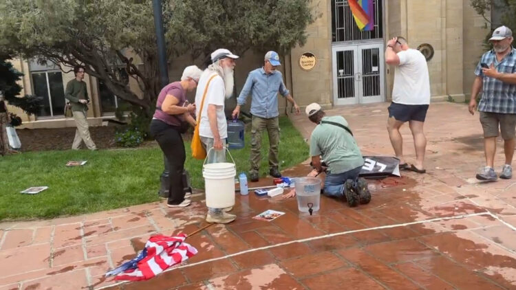Captura de video de una persona recibiendo atención luego del ataque en una zona comercial, un hecho que dejó múltiples heridos y que el FBI ya ha calificado como un "ataque terrorista", en Boulder Colorado. Foto:  Rastreo de Redes/EFE.