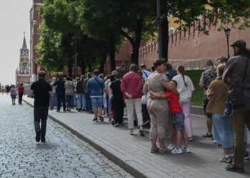 Miles de rusos acuden estos días a la plaza Roja a despedirse de Lenin, entre rumores de que el Kremlin planea retirar la momia del fundador de la Unión Soviética aprovechando la reforma del mausoleo, que acaba de cumplir 100 años. Foto: Ignacio Ortega/EFE.