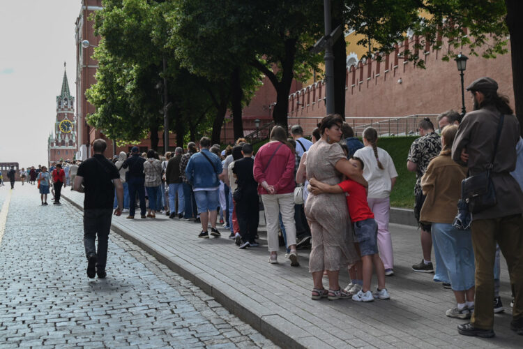 Miles de rusos acuden estos días a la plaza Roja a despedirse de Lenin, entre rumores de que el Kremlin planea retirar la momia del fundador de la Unión Soviética aprovechando la reforma del mausoleo, que acaba de cumplir 100 años. Foto: Ignacio Ortega/EFE.