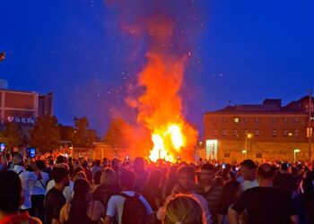 Noche de San Juan en la plaza de Can Fabra, Barcelona. Foto: Alex Fleites.