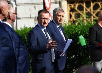 El jefe de la delegación rusa, Vladimir Medinsky (C), habla a la prensa tras la segunda reunión entre las delegaciones rusa y ucraniana para las conversaciones de paz en Estambul, el 2 de junio de 2025. Foto: TOLGA BOZOGLU/EFE/EPA.