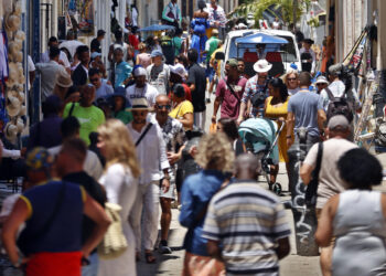 Transeúntes en una calle en La Habana, mayo de 2025. Foto: EFE/ Ernesto Mastrascusa.