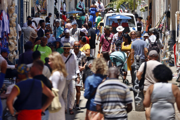 Transeúntes en una calle en La Habana, mayo de 2025. Foto: EFE/ Ernesto Mastrascusa.