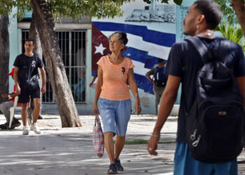 Transeúntes por una calle de La Habana. Foto: EFE/ Ernesto Mastrascusa.