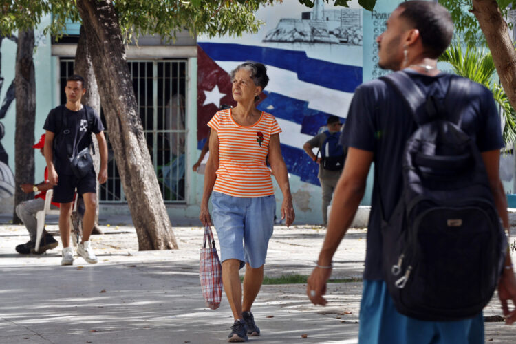 Transeúntes por una calle de La Habana. Foto: EFE/ Ernesto Mastrascusa.