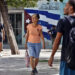 Transeúntes por una calle de La Habana. Foto: EFE/ Ernesto Mastrascusa.