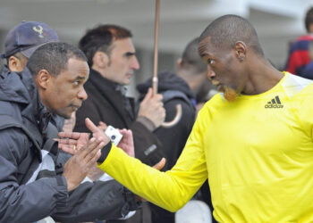 Teddy Tamgho (derecha) durante su etapa como atleta conversando con el entrenador cubano Iván Pedroso. Foto: Stephane Guiochon.