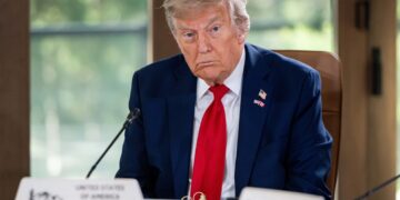 El presidente de Estados Unidos, Donald Trump, asiste a una sesión de trabajo en la Cumbre del G7 en Kananaskis, Canadá, el 16 de junio de 2025. Foto: Spencer Colby / EFE / EPA.