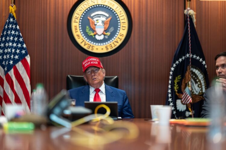 Donald Trump en la Sala de Crisis de la Casa Blanca en Washington, D. C., EE. UU., el 21 de junio de 2025, poco antes de dirigirse a la nación sobre el bombardeo estadounidense en Irán. Foto: EFE/Casa Blanca.