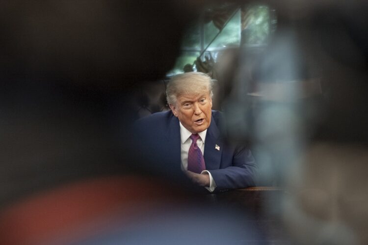 Trump en la Casa Balnca. Foto: EFE/EPA/KEN CEDENO/POOL