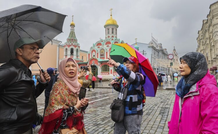 Turistas en las calles de Moscú, junio de 2025. Foto: YURI KOCHETKOV/EFE/EPA.