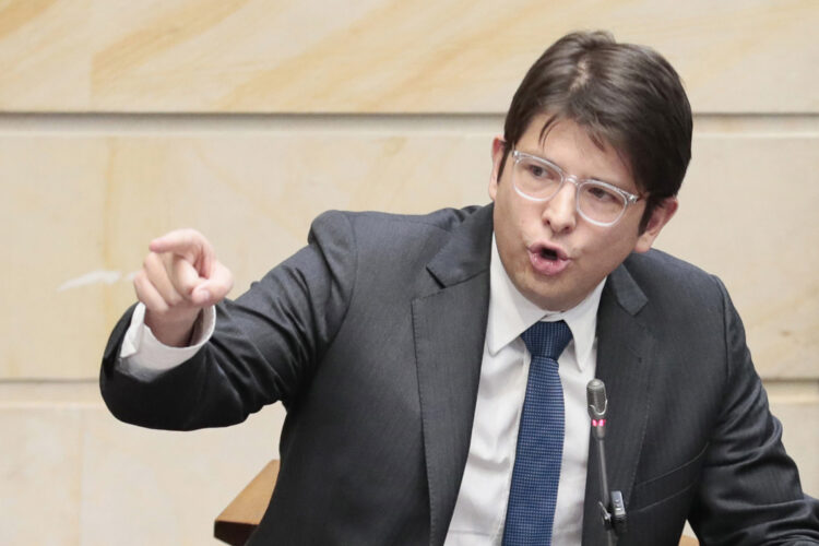 Fotografía de archivo del senador Miguel Uribe Turbay, uno de los aspirantes presidenciales del partido Centro Democrático, quien fue herido de gravedad este sábado 7 de junio de 2025 en un atentado durante un mitin político. Foto: Carlos Ortega / EFE / Archivo.