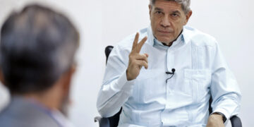 Viceministro de Relaciones Exteriores de Cuba, Carlos Fernández de Cossío, durante una entrevista con EFE en la sede del Ministerio de Relaciones Exteriores en La Habana.  Foto:  Ernesto Mastrascusa/EFE/Archivo.