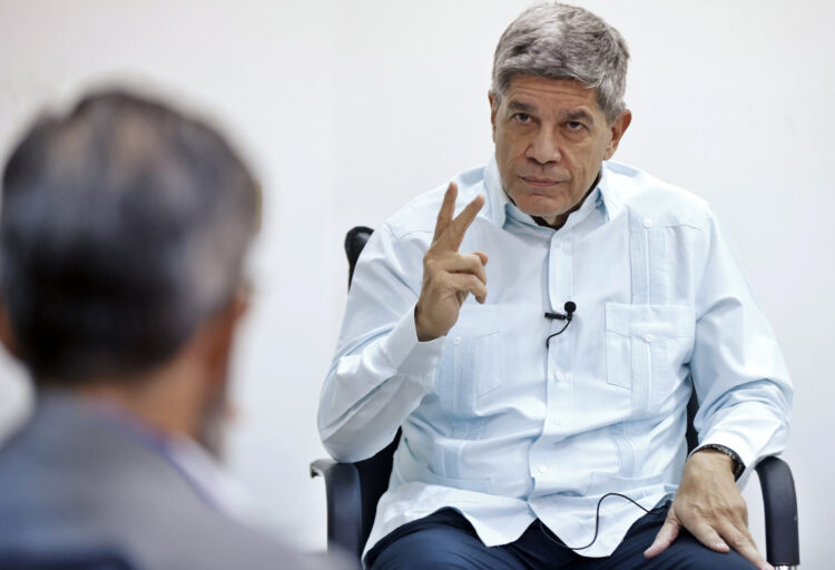 Viceministro de Relaciones Exteriores de Cuba, Carlos Fernández de Cossío, durante una entrevista con EFE en la sede del Ministerio de Relaciones Exteriores en La Habana. Foto: Ernesto Mastrascusa/EFE/Archivo.