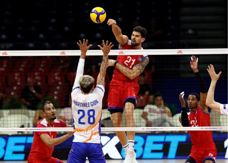 El central cubano Roamy Alonso en una acción de ataque, durante el partido entre Cuba y Países Bajos en la Liga de las Naciones de Voleibol, ganado por la isla tres sets a uno. Foto: Tomada del perfil de Facebook de JIT Deporte Cubano.