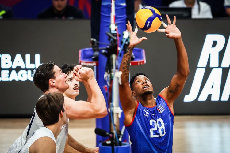 Choque entre Cuba y Estados Unidos en la Liga de Naciones de Voleibol, ganado por los estadounidenses 3-1. Foto: FIVB.