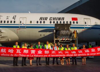 Recibimiento del primer vuelo de carga de la aerolínea Air China hacia La Habana. Foto: del perfil en Facebook de Eduardo Rodríguez Dávila.