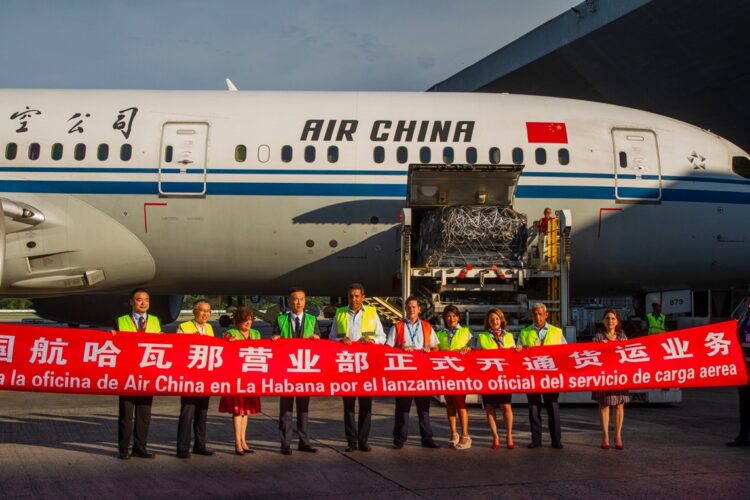 Recibimiento del primer vuelo de carga de la aerolínea Air China hacia La Habana. Foto: del perfil en Facebook de Eduardo Rodríguez Dávila.