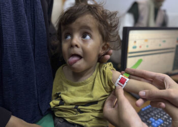 Madres, bebés y médicos hambrientos en el único hospital que trata la desnutrición en Gaza. Foto:  EFE/Ahmad Awad.