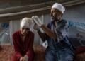 Un padre palestino cura a su hija herida en un ataque israelí en Al-Mawasi, Khan Younis. Foto: EFE/EPA/HAITHAM IMAD