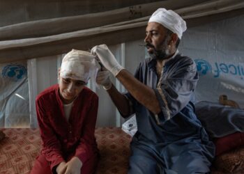 Un padre palestino cura a su hija herida en un ataque israelí en Al-Mawasi, Khan Younis. Foto: EFE/EPA/HAITHAM IMAD