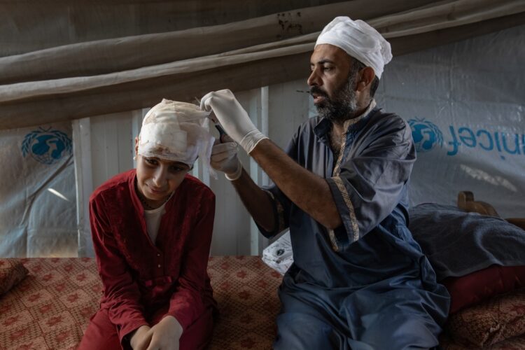 Un padre palestino cura a su hija herida en un ataque israelí en Al-Mawasi, Khan Younis. Foto: EFE/EPA/HAITHAM IMAD