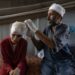 Un padre palestino cura a su hija herida en un ataque israelí en Al-Mawasi, Khan Younis. Foto: EFE/EPA/HAITHAM IMAD