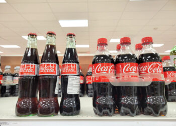 La empresa Cola-Cola va a añadir una bebida con azúcar pero aclara que no renuncia al jarabe de maíz.  Foto:  EFE/ Latif Kassidi