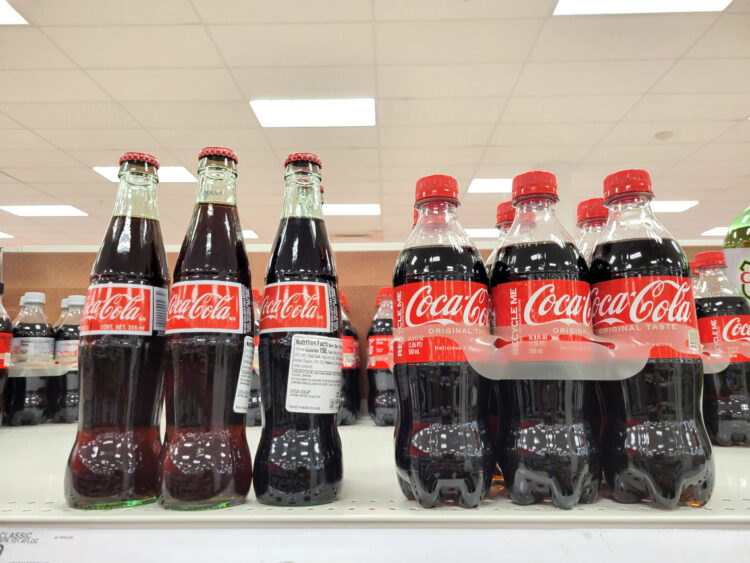 La empresa Cola-Cola va a añadir una bebida con azúcar pero aclara que no renuncia al jarabe de maíz.  Foto:  EFE/ Latif Kassidi