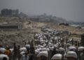 Palestinos cargan sacos de harina de trigo este 27 de julio en una de las pausas del genocidio israelí. Foto: EFE/EPA/MOHAMMED SABER