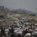 Palestinos cargan sacos de harina de trigo este 27 de julio en una de las pausas del genocidio israelí. Foto: EFE/EPA/MOHAMMED SABER