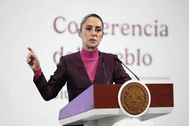 La presidenta de México, Claudia Sheinbaum, durante su habitual conferencia de prensa matutina. Foto: José Méndez / EFE.