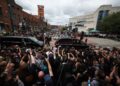 Multitudinaria despedida a Ozzy Osbourne en su ciudad natal.   Foto: EFE/EPA/ADAM VAUGHAN.