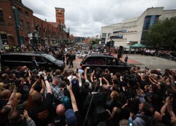 Multitudinaria despedida a Ozzy Osbourne en su ciudad natal.   Foto: EFE/EPA/ADAM VAUGHAN.